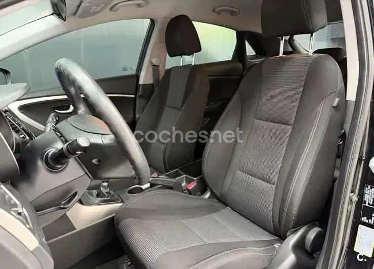 Usado Hyundai i30 Base 100 CV (73 kW) 2012 Negro Berlina