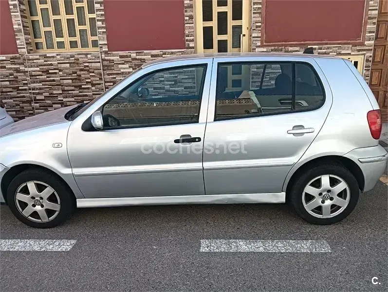 Usado VW Polo Trendline 75 CV (55 kW) 2001 Gris / plata Berlina