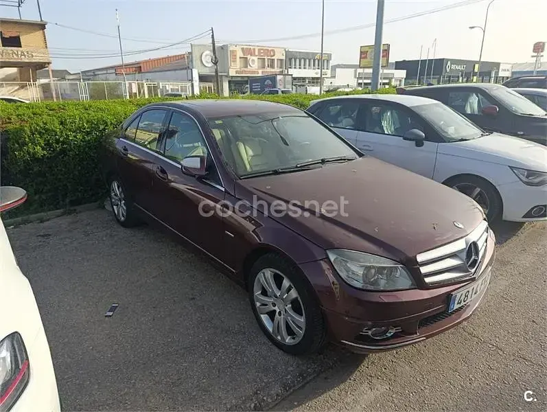 Usado Mercedes C220 Avantgarde 150 CV (110 kW) 2007 Granate Berlina