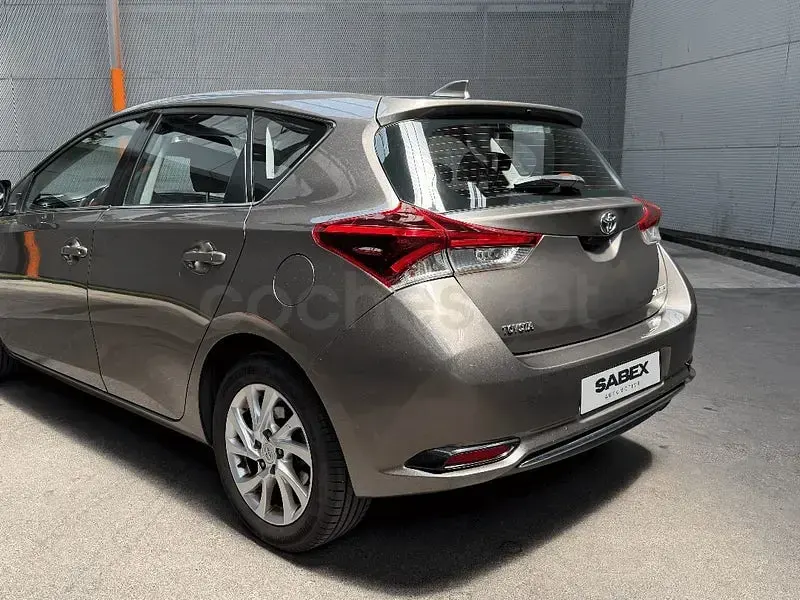 Usado Toyota Auris Active 116 CV (85 kW) 2016 Marrón Berlina