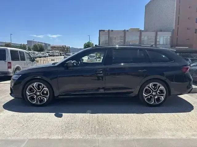 Usado Skoda Octavia RS 245 CV (180 kW) 2022 Negro Familiar