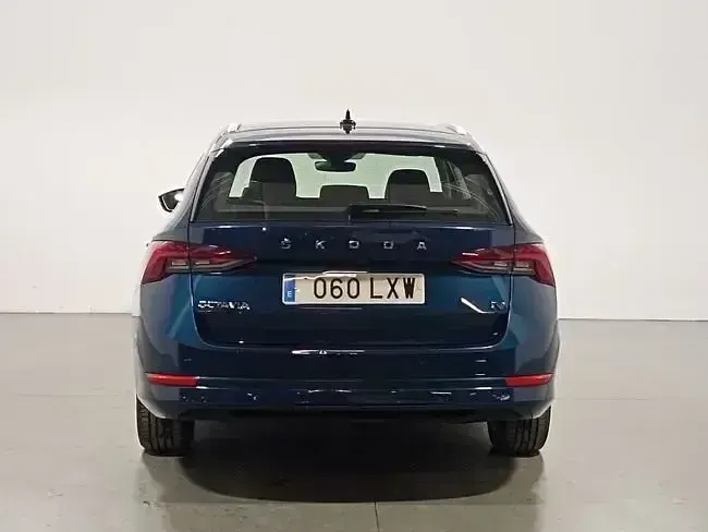 Usado Skoda Octavia Ambition 204 CV (150 kW) 2022 Azul Familiar