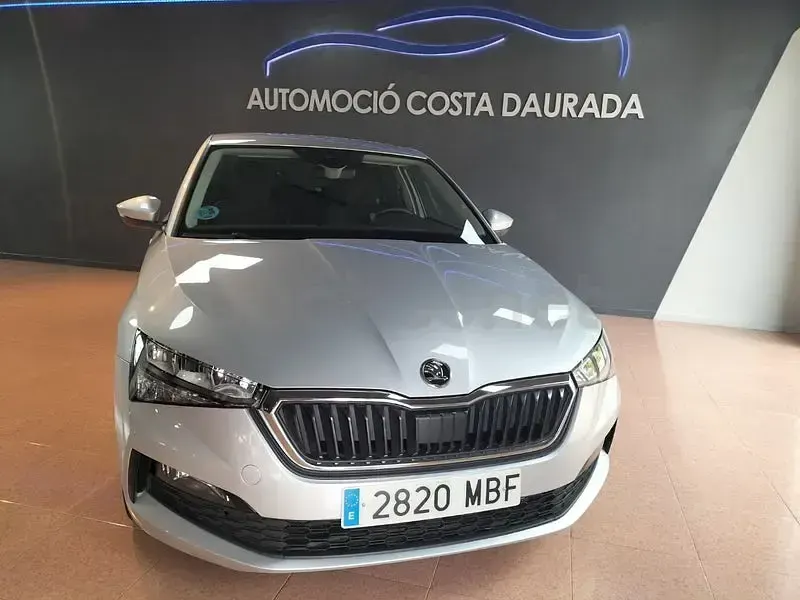 Usado Skoda 110 R Ambition 110 CV (80 kW) 2022 Gris / plata Berlina