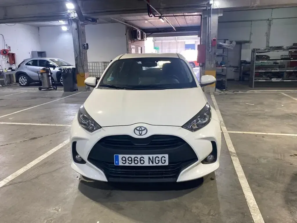 Usado Toyota Yaris Hybrid Active 115 CV (84 kW) 2025 Blanco Berlina