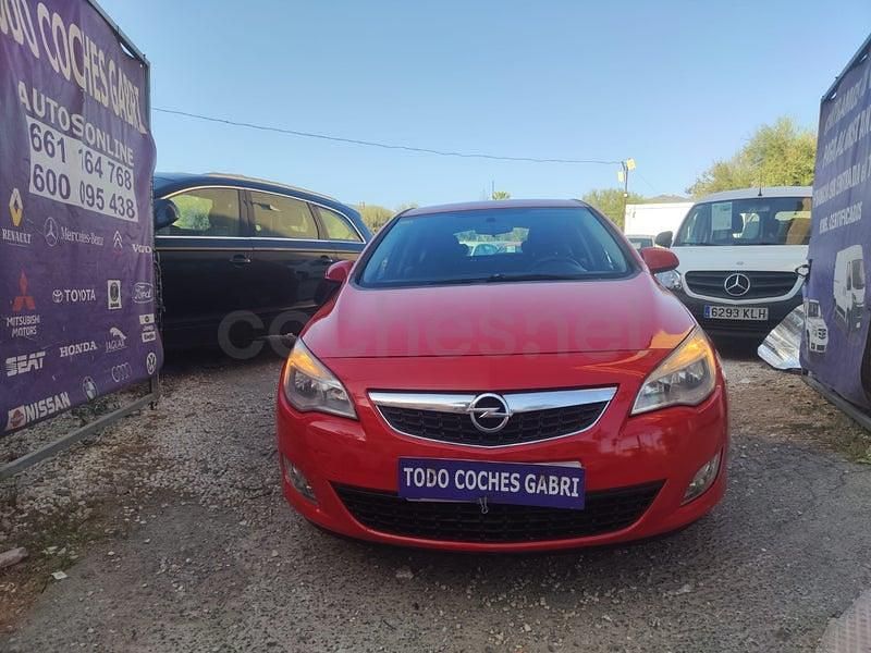 Usado Opel Astra Edition 90 CV (66 kW) 2010 Rojo Berlina