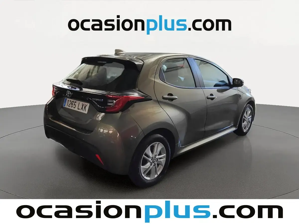 Usado Toyota Yaris Active 116 CV (85 kW) 2022 Gris Utilitario