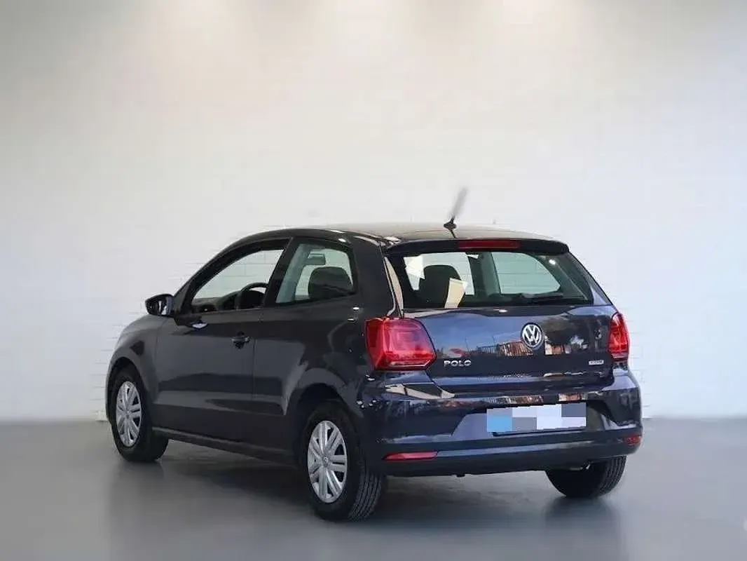 Usado VW Polo Edition 60 CV (44 kW) 2015 Gris Utilitario