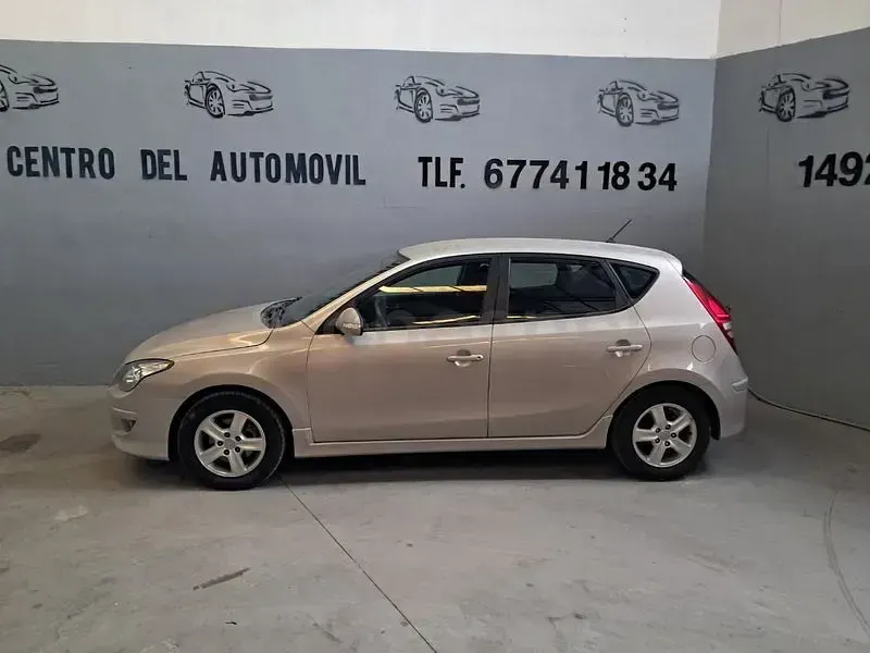 Usado Hyundai i30 Comfort 90 CV (66 kW) 2011 Beige Berlina
