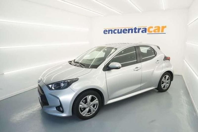 Usado Toyota Yaris Hybrid Active 116 CV (85 kW) 2024 Plateado Utilitario