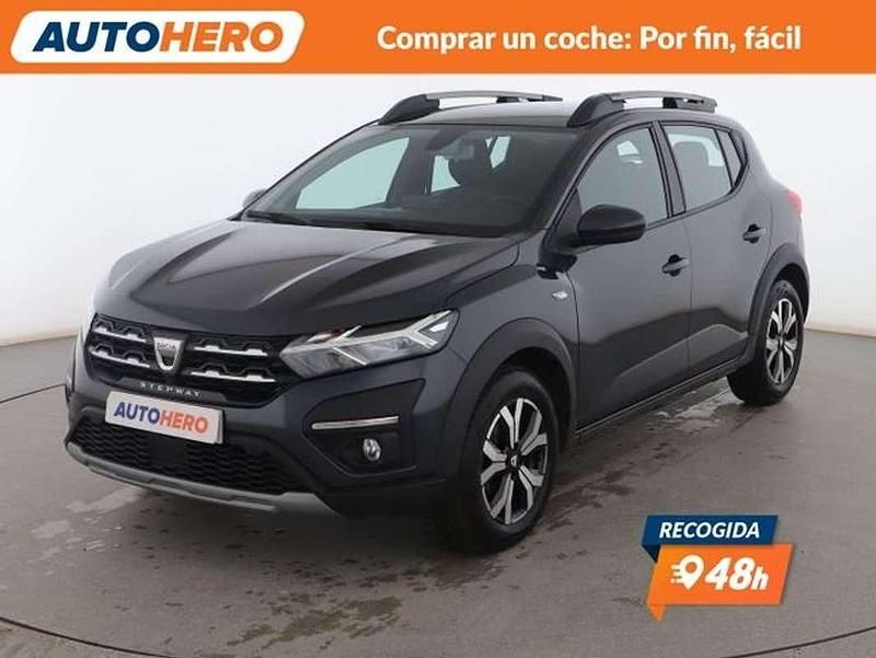 Usado Dacia Sandero Comfort 91 CV (66 kW) 2022 Gris Utilitario
