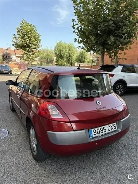 Usado Renault Mégane Privilege 100 CV (73 kW) 2004 Granate Berlina