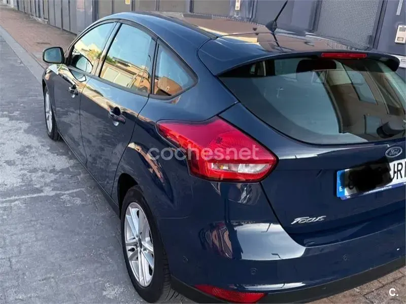 Usado Ford Focus Trend 125 CV (91 kW) 2016 Azul Berlina