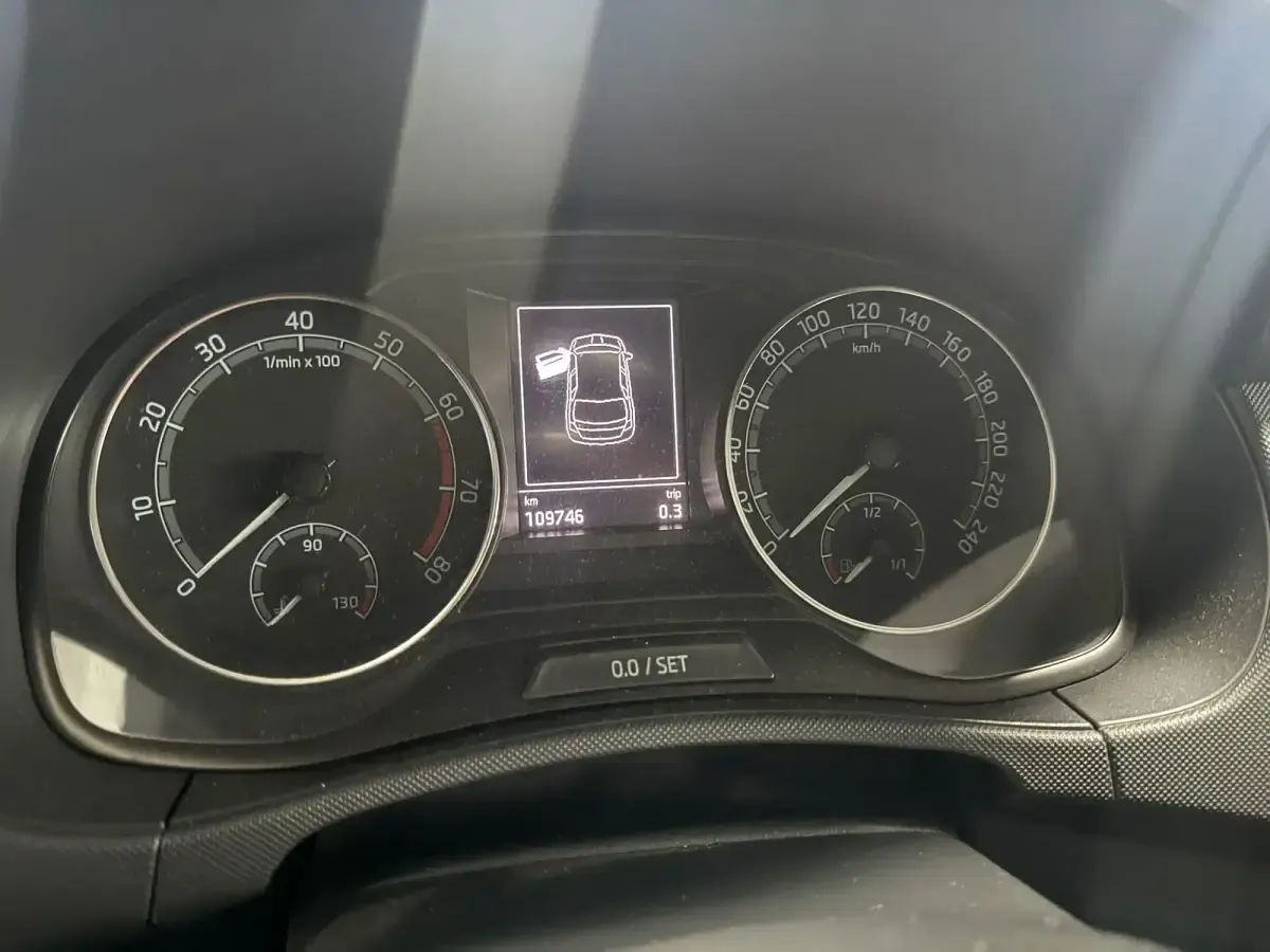Usado Skoda Fabia Ambition 110 CV (80 kW) 2021 Gris Utilitario