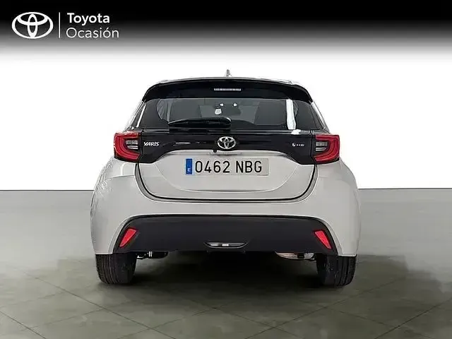 Usado Toyota Yaris Hybrid Active 116 CV (85 kW) 2025 Gris Berlina