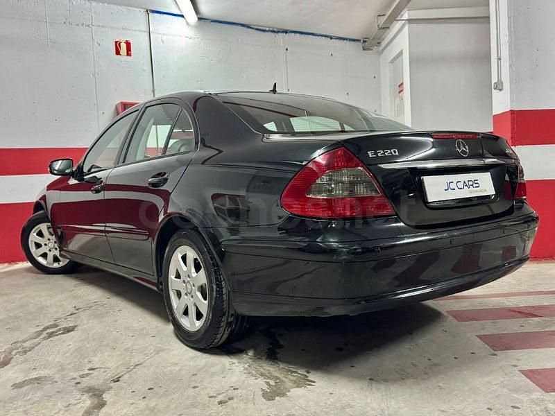 Usado Mercedes E220 Avantgarde 170 CV (125 kW) 2007 Negro Berlina