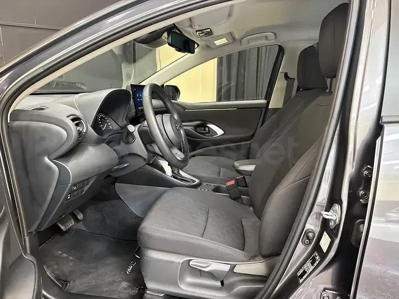 Usado Toyota Yaris Hybrid Active 116 CV (85 kW) 2025 Gris / plata Berlina