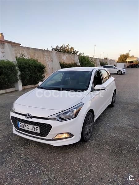 Blanco Usado 2017 Hyundai i20 Berlina | 11.000 € (Un poco caro) - Imagen 1/4