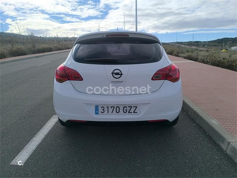 Usado Opel Astra Enjoy 110 CV (80 kW) 2010 Blanco Berlina