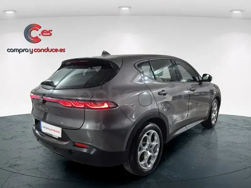 Usado Alfa Romeo Tonale Sprint 130 CV (95 kW) 2022 Gris / plata SUV