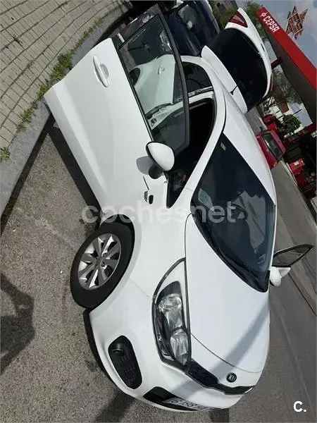 Usado Kia Rio 85 CV (62 kW) 2014 Blanco Berlina