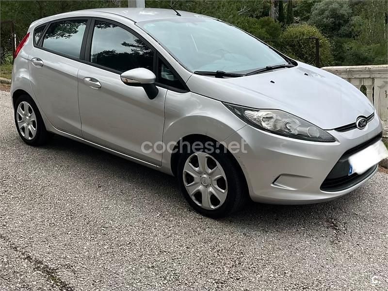 Usado Ford Fiesta Trend 60 CV (44 kW) 2011 Gris / plata Utilitario