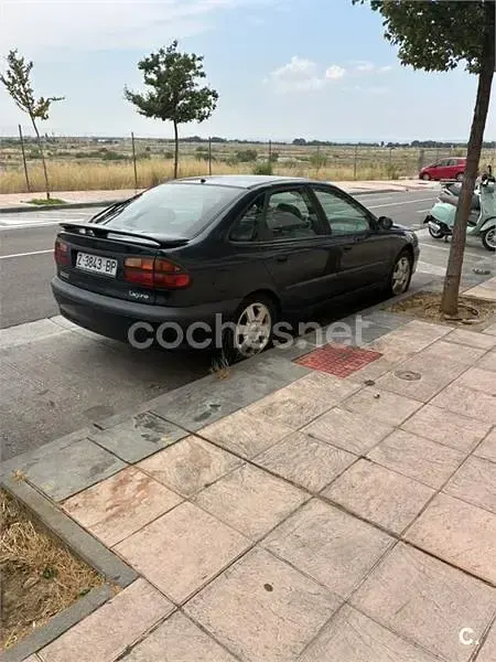 Usado Renault Laguna 110 CV (80 kW) 2000 Verde Berlina