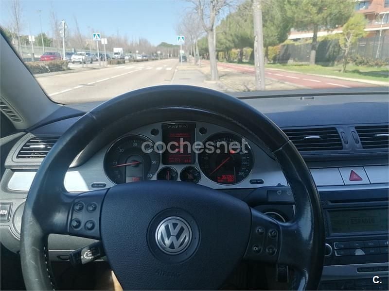 Usado VW Passat Highline 140 CV (102 kW) 2006 Gris / plata Berlina