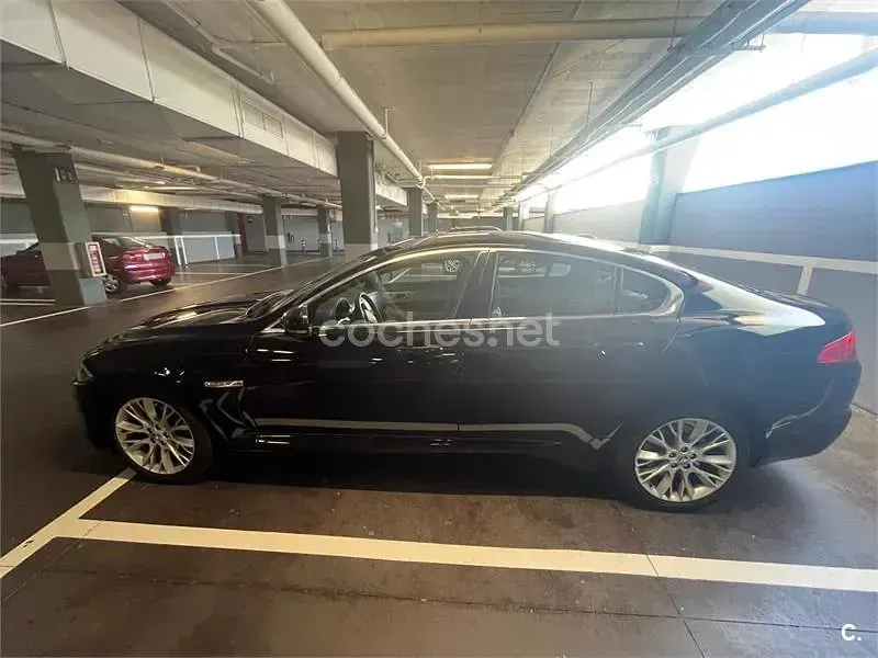 Usado Jaguar XF Sportbrake Premium Luxury 200 CV (147 kW) 2014 Negro Familiar