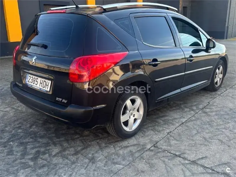 Usado Peugeot 207 Active 95 CV (69 kW) 2011 Negro Familiar