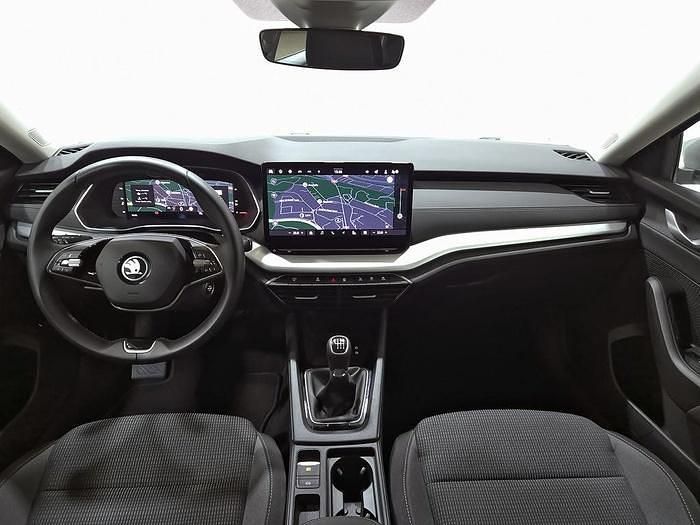 Usado Skoda Octavia Selection 116 CV (85 kW) 2024 Gris plata Familiar