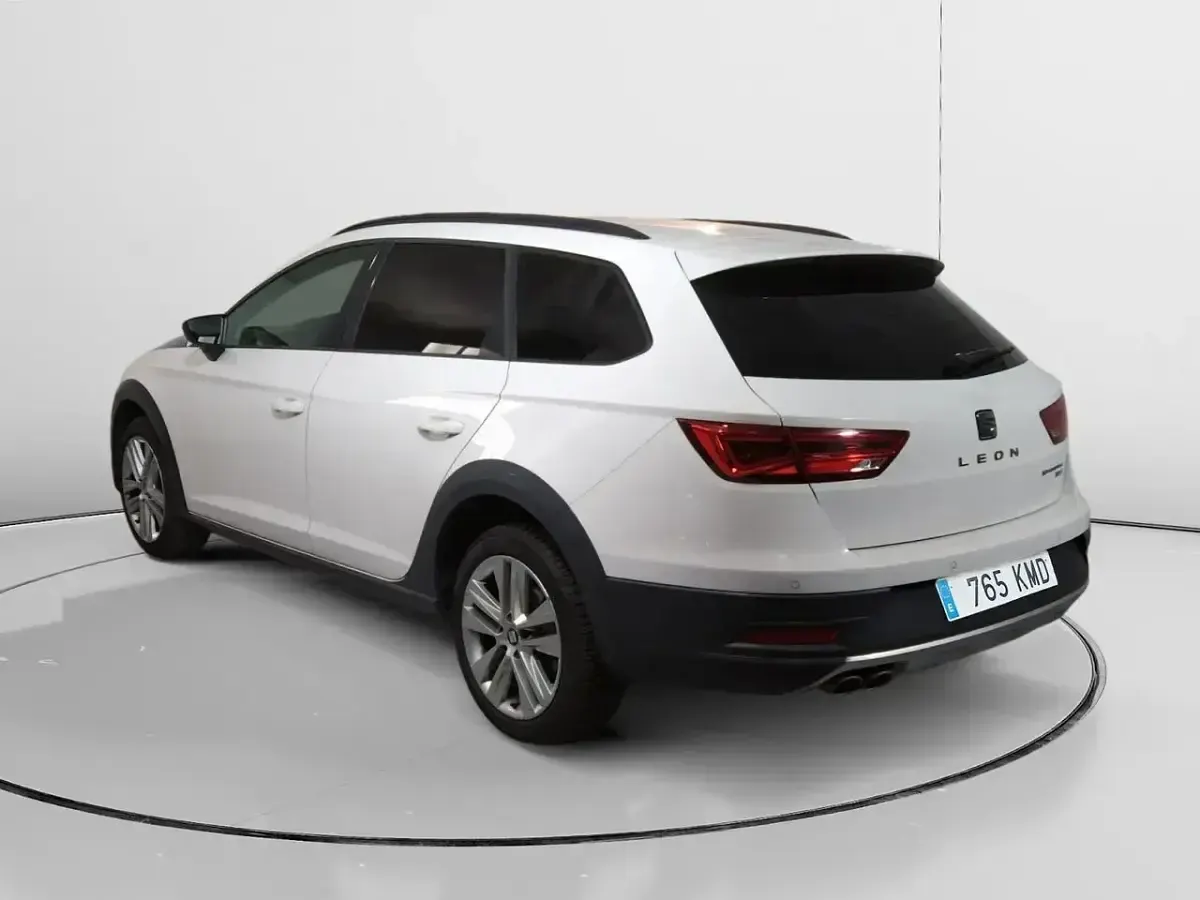 Usado Seat Leon 4Drive 150 CV (110 kW) 2018 Blanco Familiar