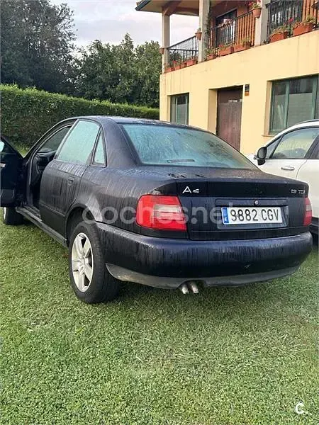 Usado Audi A4 110 CV (80 kW) 1998 Azul Berlina