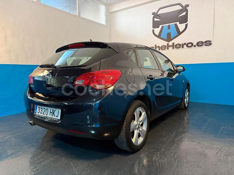 Usado Opel Astra Excellence 140 CV (102 kW) 2012 Negro Berlina