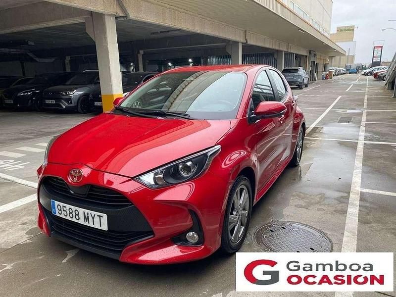 Usado Toyota Yaris Hybrid Active 116 CV (85 kW) 2025 Rojo Utilitario