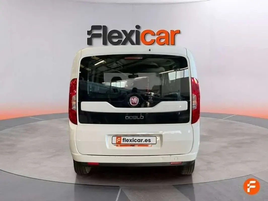 Usado Fiat Doblò Easy 95 CV (69 kW) 2016 Blanco Monovolumen