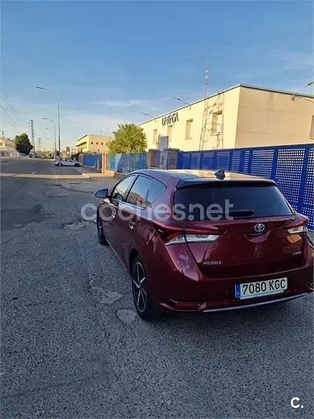Usado Toyota Auris Hybrid Edition 136 CV (100 kW) 2017 Granate Berlina