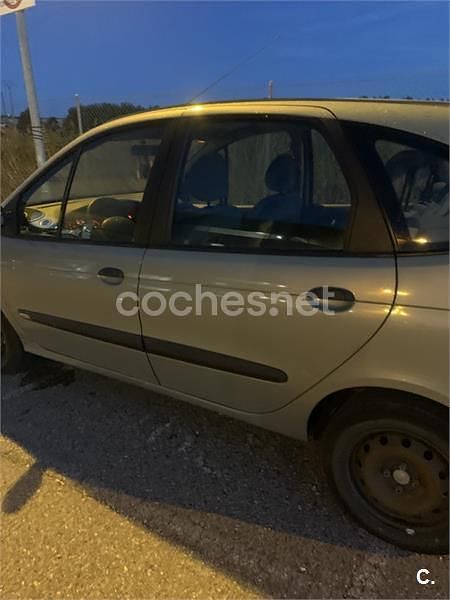 Usado Renault Scénic Dynamique 98 CV (72 kW) 2003 Verde Monovolumen