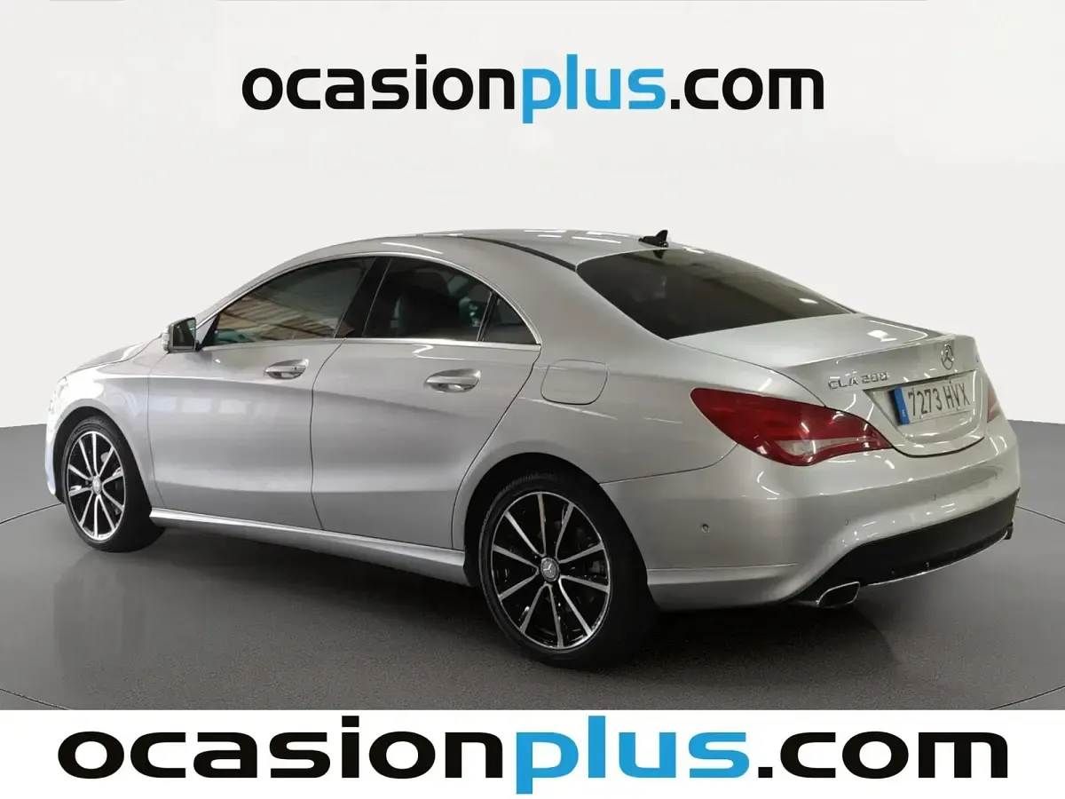 Usado Mercedes CLA200 Urban 136 CV (100 kW) 2014 Gris plata Coupe