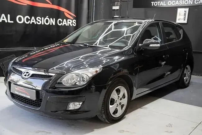 Usado Hyundai i30 Comfort 89 CV (65 kW) 2009 Negro