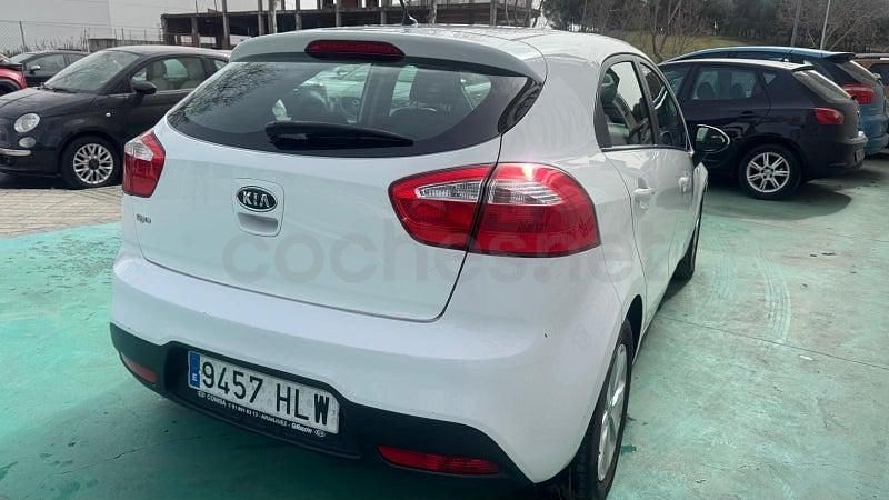 Usado Kia Rio 85 CV (62 kW) 2013 Blanco Berlina