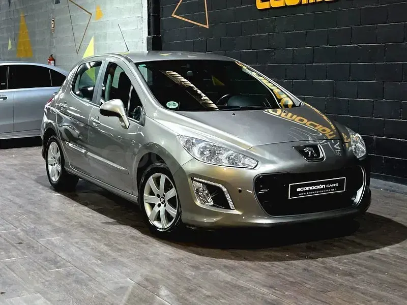 Usado Peugeot 308 Access 112 CV (82 kW) 2012 Gris / plata Berlina