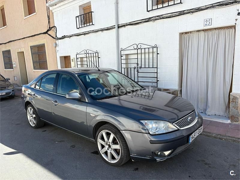 Usado Ford Mondeo Titanium 130 CV (95 kW) 2006 Gris / plata Berlina
