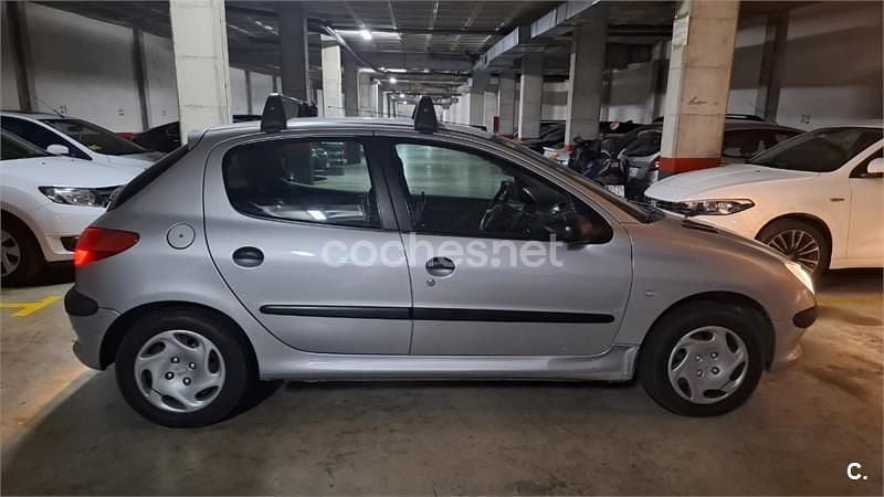 Usado Peugeot 206 70 CV (51 kW) 2002 Gris / plata Berlina