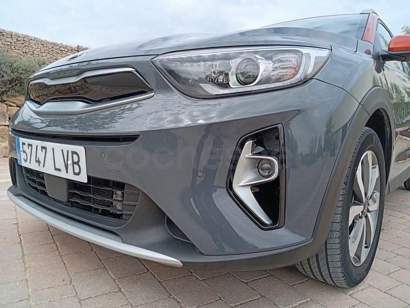 Usado Kia Stonic 120 CV (88 kW) 2022 Gris / plata SUV