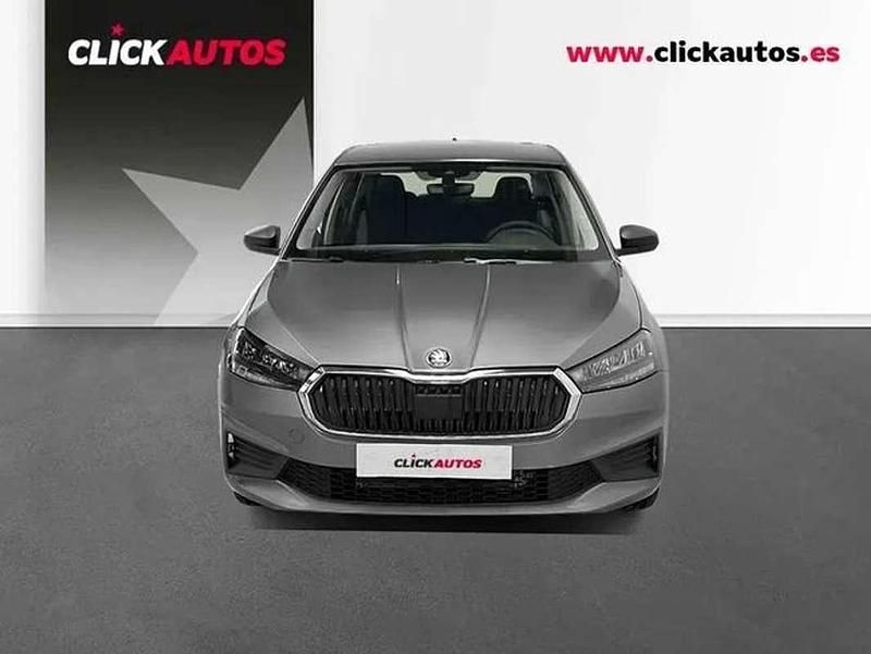 Usado Skoda Fabia Essence 95 CV (69 kW) 2025 Gris Utilitario