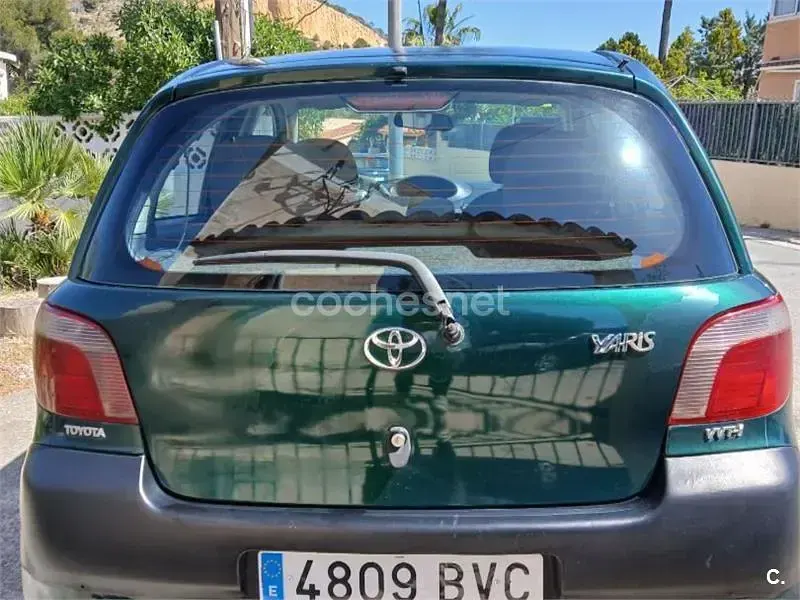 Usado Toyota Yaris Terra 68 CV (50 kW) 2002 Azul Berlina