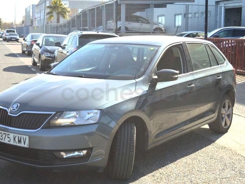 Usado Skoda Rapid Style 90 CV (66 kW) 2018 Gris / plata Utilitario