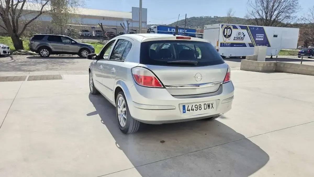 Usado Opel Astra Enjoy 105 CV (77 kW) 2006 Gris Utilitario