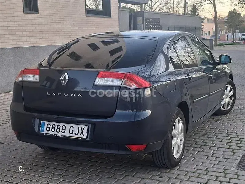 Begagnad Renault Laguna III Authentique 110 HK (80 kW) 2010 Grå Sedan