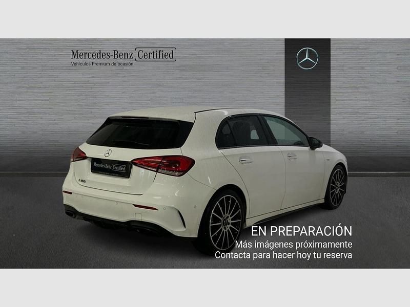 Usado Mercedes A180 AMG line 136 CV (100 kW) 2021 Pintura uni, blanco polar Utilitario